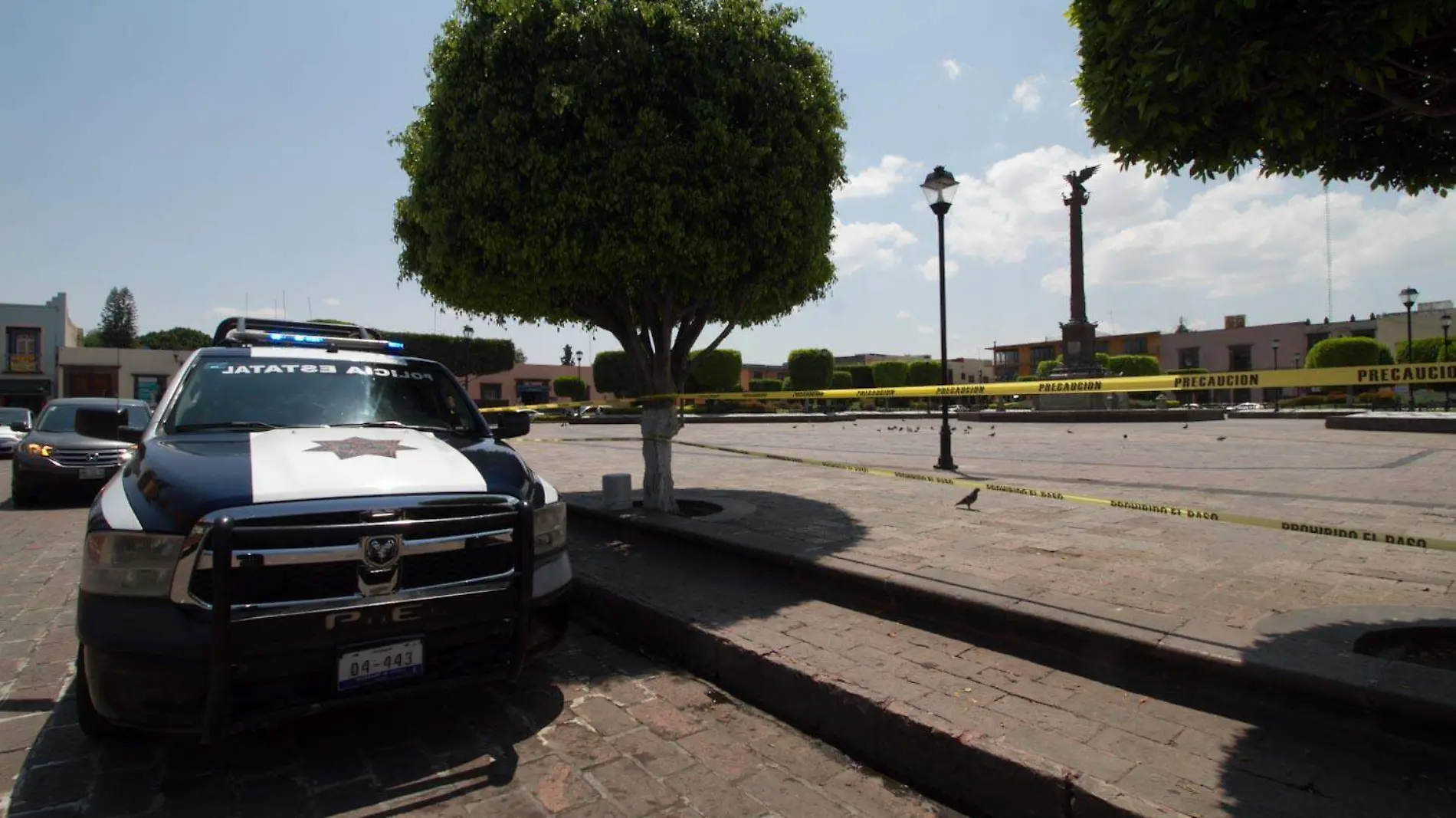 Acordonan plazas y jardines públicos para prevenir aglomeraciones.  Foto César Ortiz  El Sol de San Juan del Río